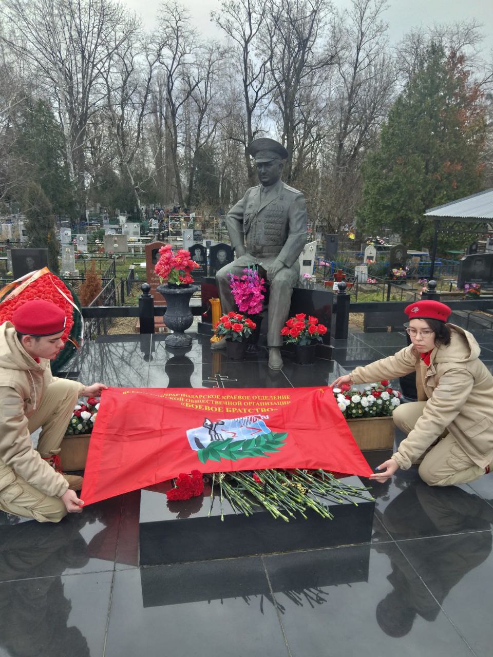 Возложение цветов к памятнику Г. Н. Трошева